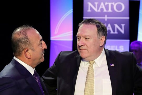 Der türkische Außenminister Mevlut Cavusoglu im Gespräch mit seinem US-Amtskollegen Mike Pompeo während des Nato-Gipfels in Brüssel.