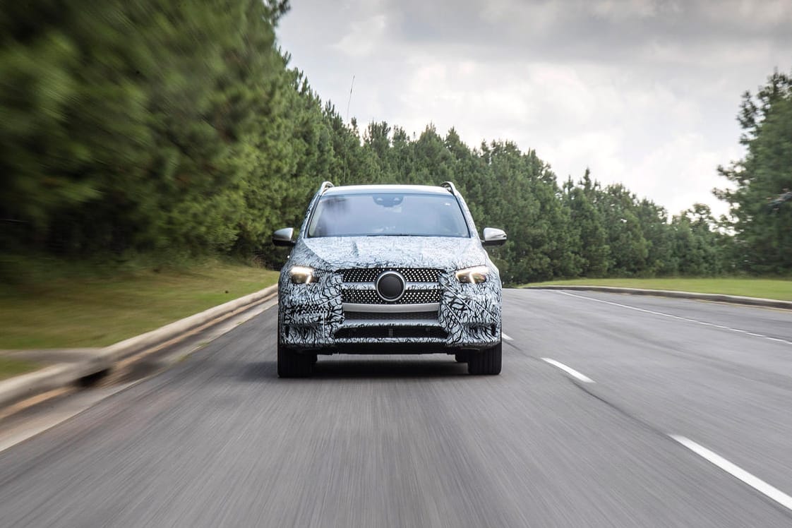 Schnell auf festem Untergrund: Auf dem Highway wird der GLE zum komfortablen Cruiser, der Bodenwellen einfach wegbügelt und durch die Kurven gleitet wie ein Carver über die Skipiste, ohne dass man drinnen noch eine nennenswerte Seitenneigung spüren würde.