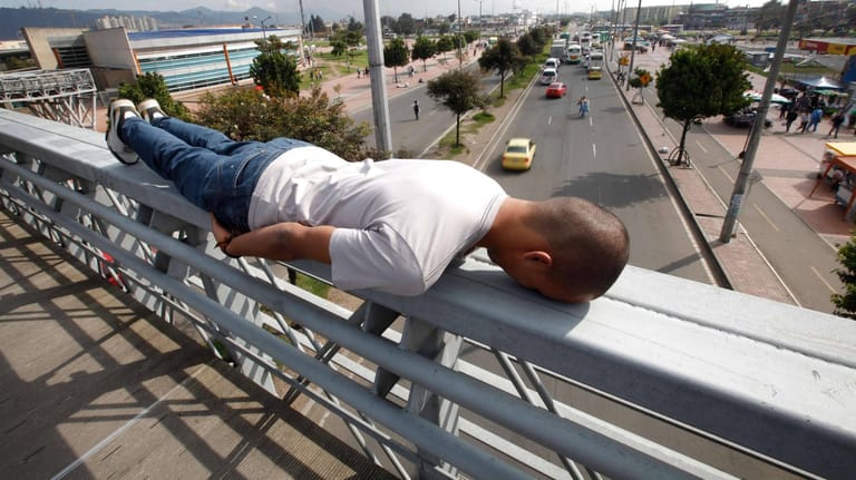 Planking auf der Autobahnbrücke: So wird aus einem harmlosen Internet-Trend eine gefährliche Aktion.