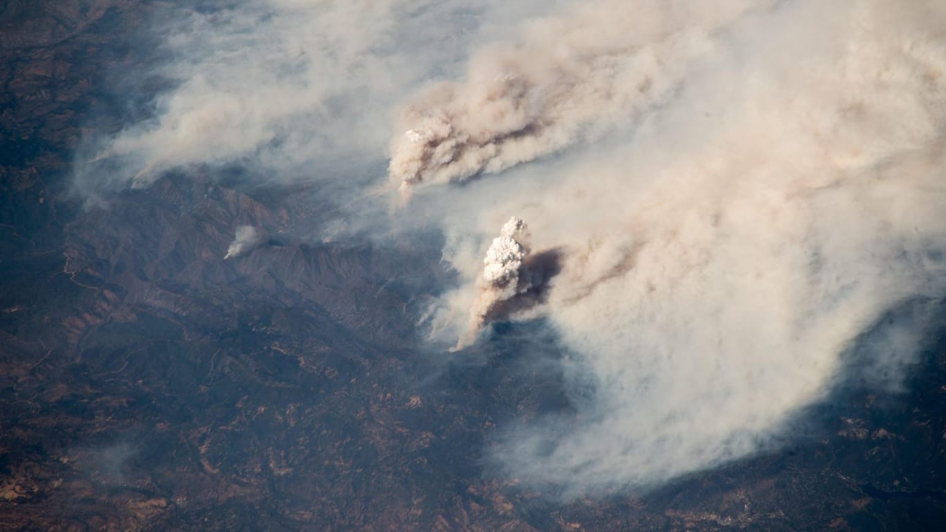 Die Waldbrände in Kalifornien, aufgenommen von der ISS.