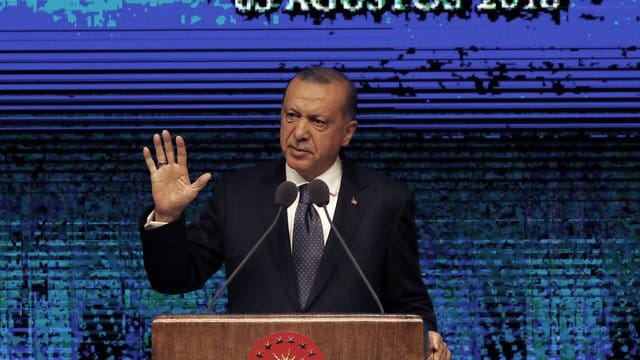 Die Türkische Lira hatte nach der Verhängung von US-Sanktionen gegen zwei türkische Minister stark an Wert verloren. Die Türkische Lira hatte nach der Verhängung von US-Sanktionen gegen zwei türkische Minister stark an Wert verloren.