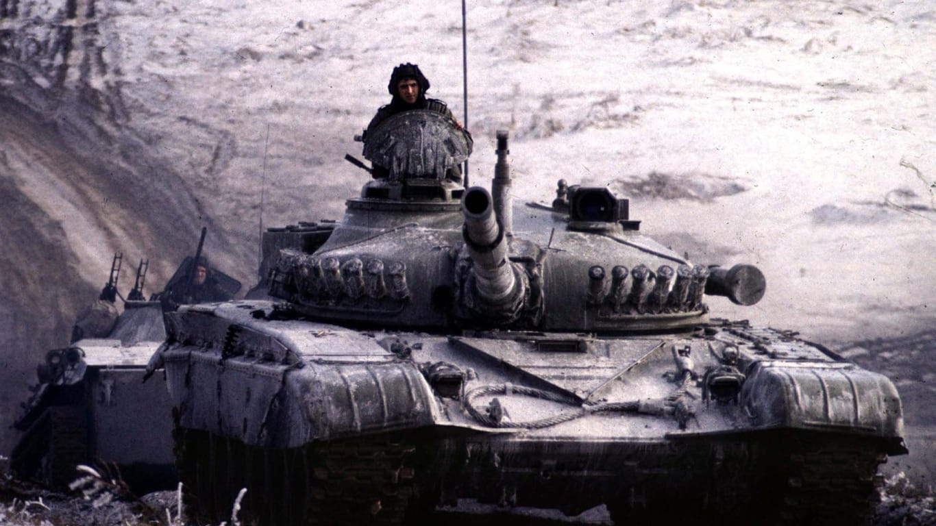 Ein Panzer der jugoslawischen Armee 1998: Ein Jahr später griff die Nato ein, um die Menschenrechtsverletzungen im Kosovo zu beenden.