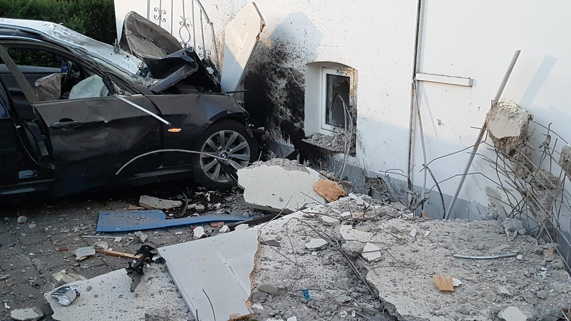 Ein Auto in einem Vorgarten in Herford: Erst an der Hauswand kam der Wagen in Herford zum Stehen. Ein Auto in einem Vorgarten in Herford: Erst an der Hauswand kam der Wagen in Herford zum Stehen.