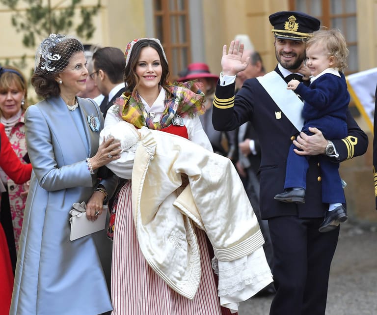 Bei der Taufe von Prinz Gabriel: Königin Silvia, Prinzessin Sofia und Prinz Carl Philip mit Söhnchen Prinz Alexander.