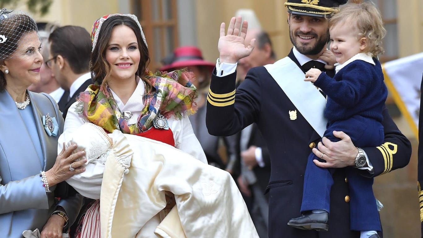 Bei der Taufe von Prinz Gabriel: Königin Silvia, Prinzessin Sofia und Prinz Carl Philip mit Söhnchen Prinz Alexander.