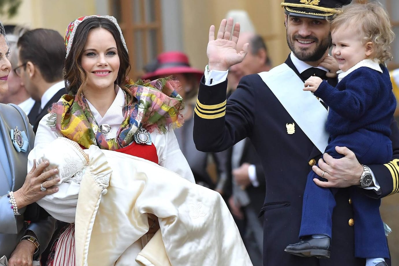 Bei der Taufe von Prinz Gabriel: Königin Silvia, Prinzessin Sofia und Prinz Carl Philip mit Söhnchen Prinz Alexander.