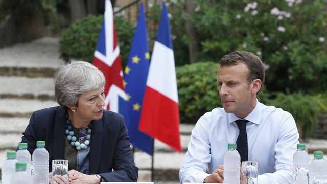 Der französische Staatspräsident Emmanuel Macron hat die britische Premierministerin Theresa May empfangen, um über den britischen EU-Austritt zu sprechen. Der französische Staatspräsident Emmanuel Macron hat die britische Premierministerin Theresa May empfangen, um über den britischen EU-Austritt zu sprechen.