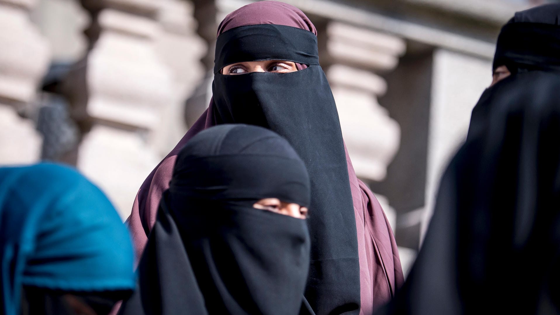 Nikab-tragende Frauen vor dem dänischen Parlament (Symbolbild): In Dänemark ist seit Mittwoch ein sogenanntes Burka-Verbot in Kraft.