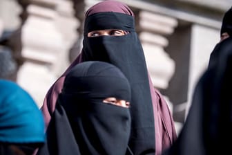 Nikab-tragende Frauen vor dem dänischen Parlament (Symbolbild): In Dänemark ist seit Mittwoch ein sogenanntes Burka-Verbot in Kraft.