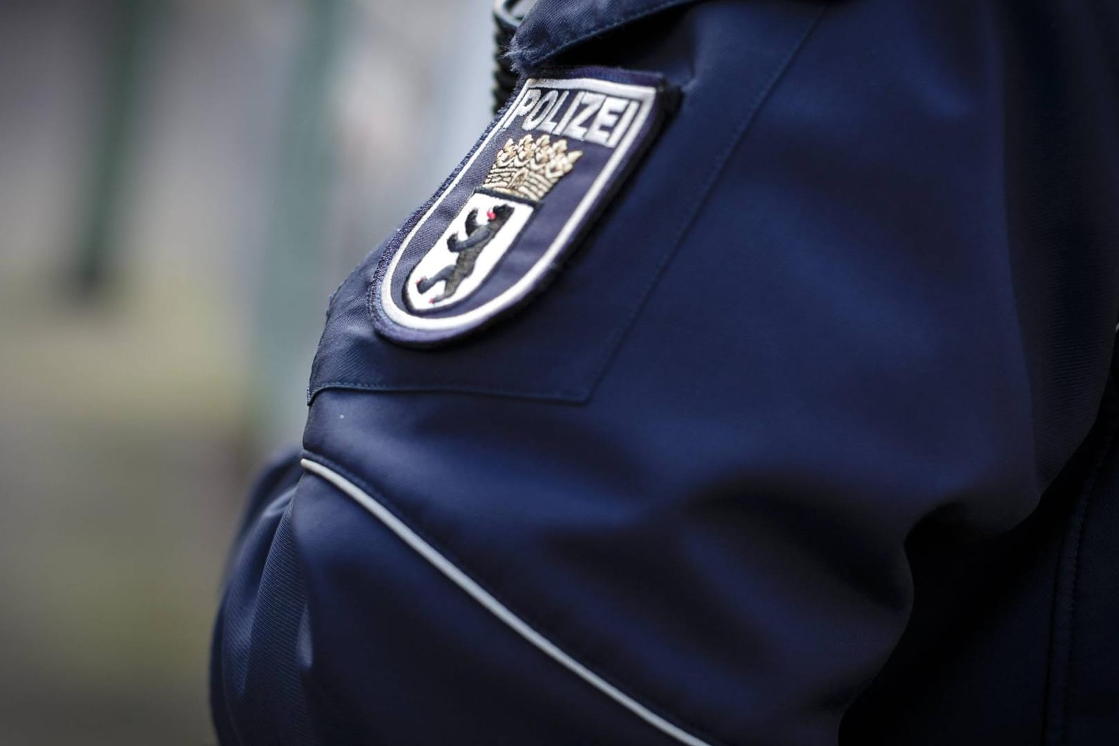 Emblem der Berliner Polizei auf einer Polizei-Jacke: Die Hauptstadt wird kreativ im Kampf gegen den Bewerbermangel.