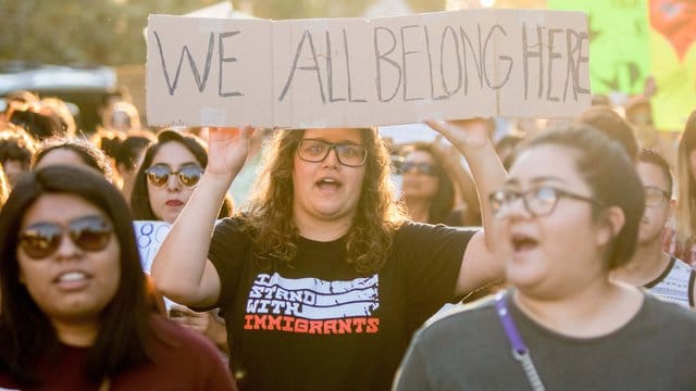 "Wir alle gehören hierhin!" - Protest gegen die Einwanderungspolitik von US-Präsident Trump. "Wir alle gehören hierhin!" - Protest gegen die Einwanderungspolitik von US-Präsident Trump.