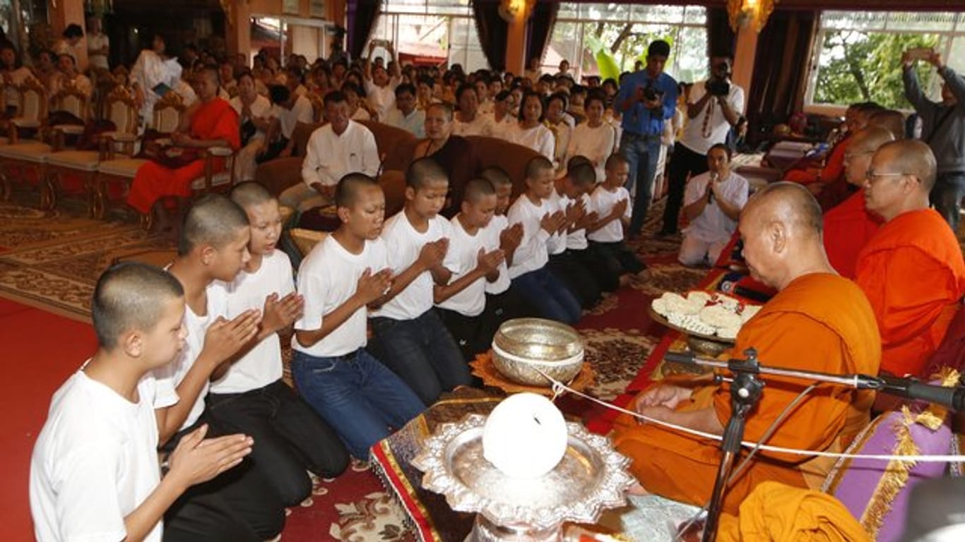 Die aus der Höhle geretteten Jungen beenden ihre Zeit als buddhistische Novizen.