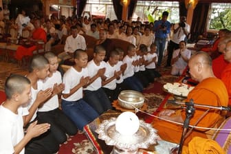 Die aus der Höhle geretteten Jungen beenden ihre Zeit als buddhistische Novizen.