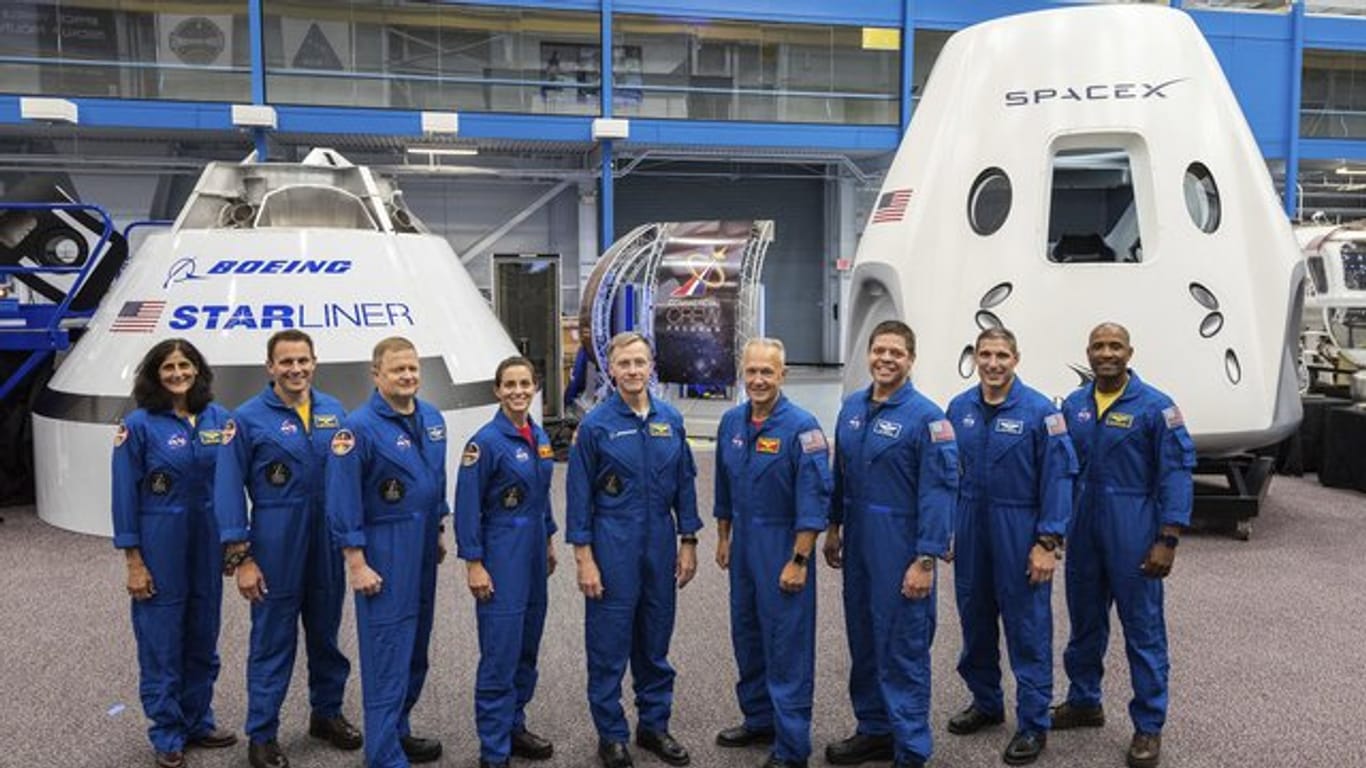 Bald wieder mit US-Technik unterwegs: NASA-Astronauten vor dem Raumschiff CST-100 Starliner (l.