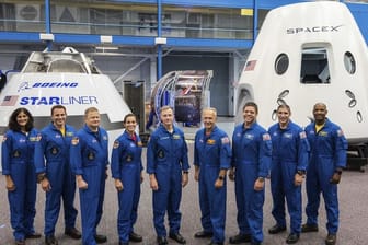 Bald wieder mit US-Technik unterwegs: NASA-Astronauten vor dem Raumschiff CST-100 Starliner (l.