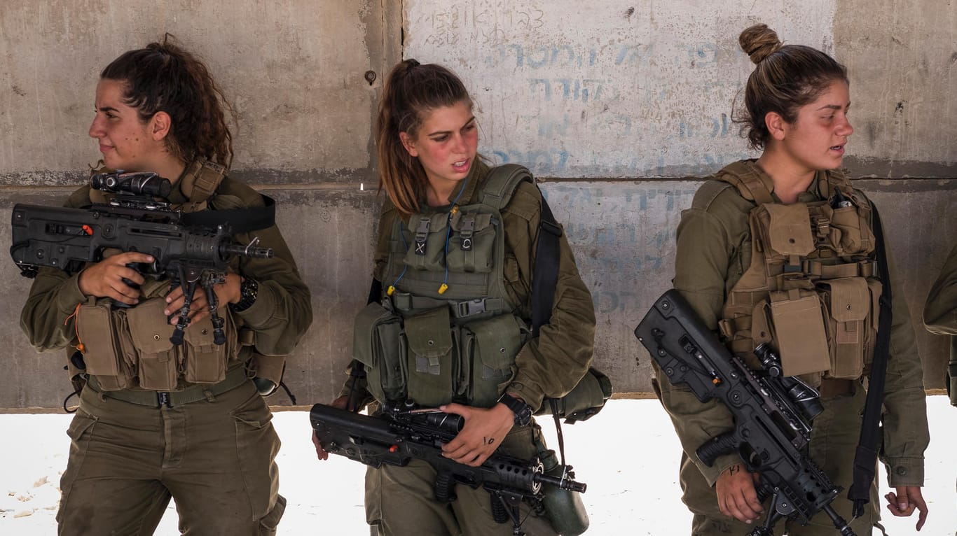 Israelische Soldatinnen bereiten sich auf eine Schießübung vor: Weibliche Mitglieder des Militärs geraten ins Visier mutmaßlicher Extremisten, so IT-Sicherheitsexperten.