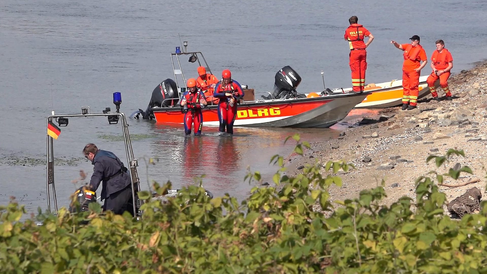 Worms: Rettungskräfte von DLRG und Polizei suchen im Rhein bei Rheindürkheim nach zwei Kindern, die beim Baden in einen Strudel geraten und untergegangen waren.