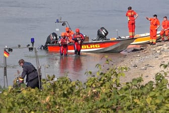 Worms: Rettungskräfte von DLRG und Polizei suchen im Rhein bei Rheindürkheim nach zwei Kindern, die beim Baden in einen Strudel geraten und untergegangen waren.