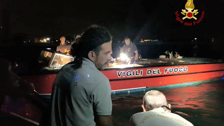 Helfer der italienischen Feuerwehr im Einsatz: Beim Zusammenstoß zweier Boote in Venedig kamen in der Nacht zwei Menschen ums Leben.