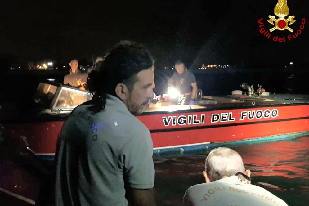 Helfer der italienischen Feuerwehr im Einsatz: Beim Zusammenstoß zweier Boote in Venedig kamen in der Nacht zwei Menschen ums Leben.