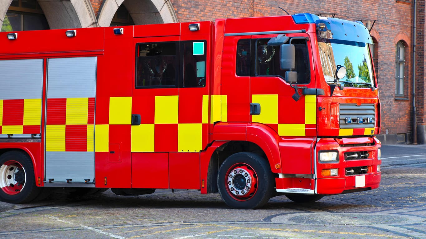 Fahrzeug der dänischen Feuerwehr: Bei einem Feuer in einer Feriensiedlung wurden mehrere Häuser schwer beschädigt.
