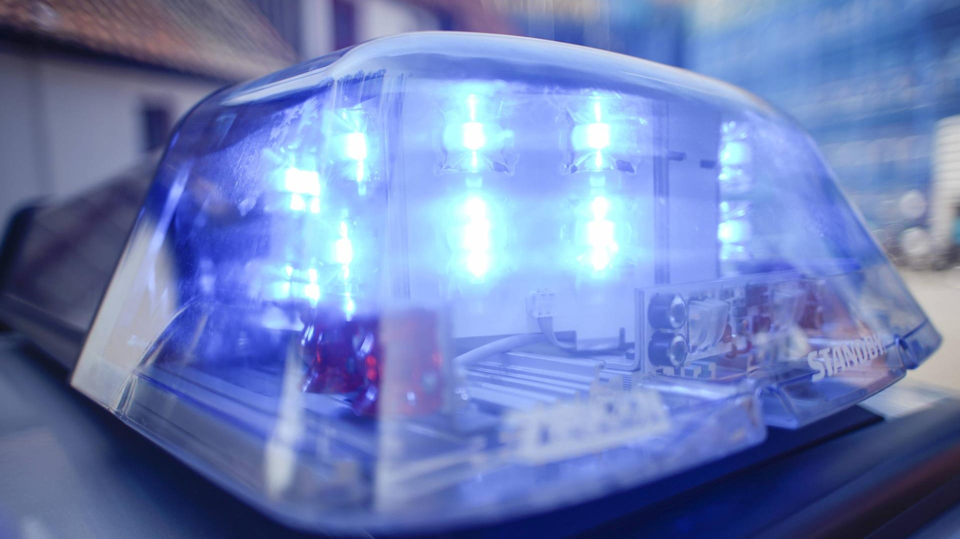 Kurioser Polizeieinsatz: In Bamberg haben Polizisten mehrere Anzeigen erstattet, nachdem sie einen entblößten Mann aufgegriffen haben. Kurioser Polizeieinsatz: In Bamberg haben Polizisten mehrere Anzeigen erstattet, nachdem sie einen entblößten Mann aufgegriffen haben.