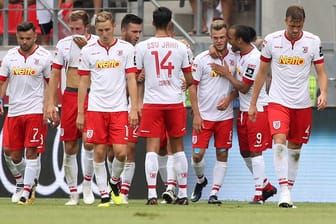 Jubel: Die Regensburger feiern den Sieg gegen Ingolstadt.