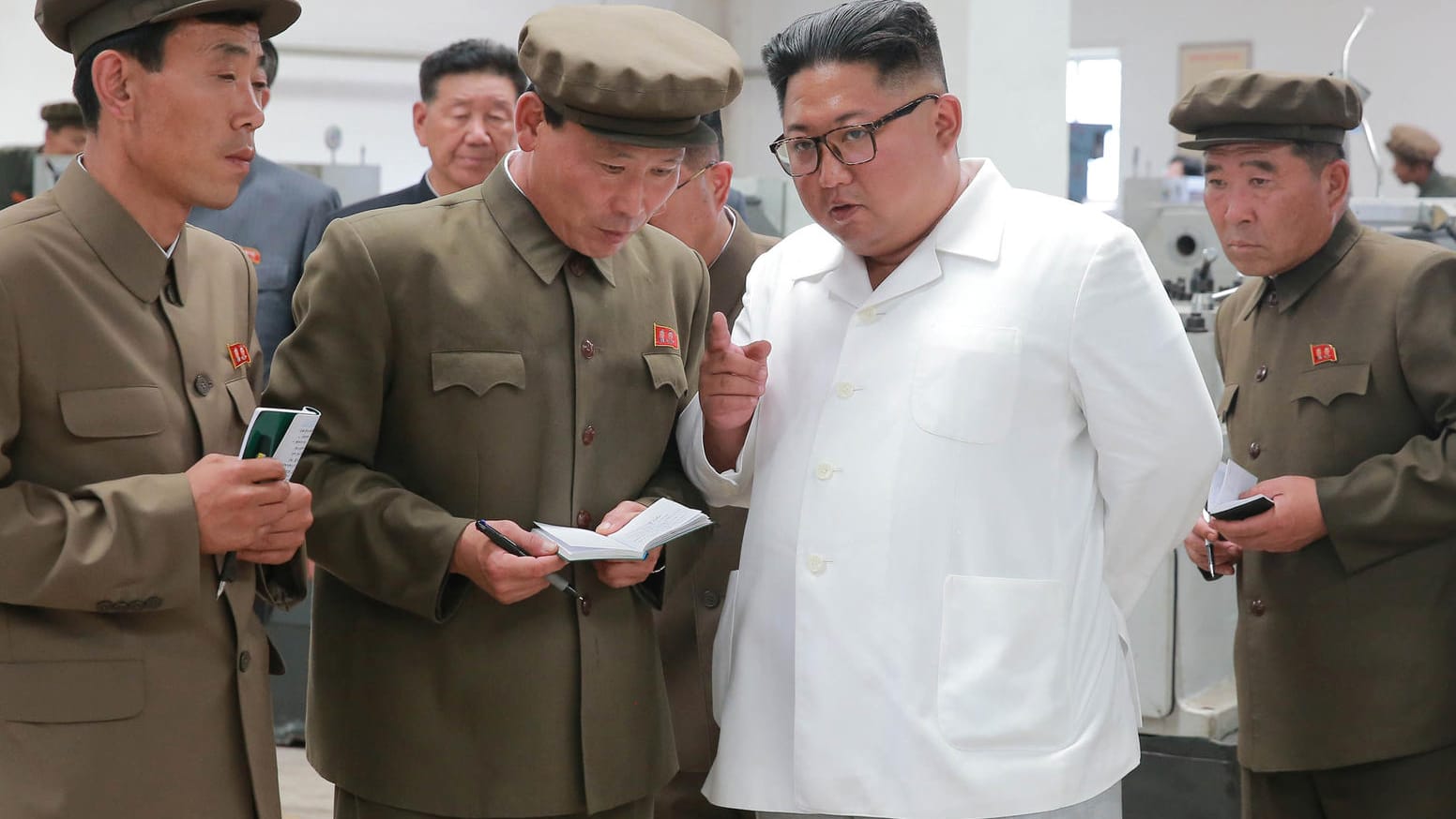 Kim Jong Un bei einem Besuch in einer Maschinenfabrik: Heimliche Exporte nach Asien und Afrika. Kim Jong Un bei einem Besuch in einer Maschinenfabrik: Heimliche Exporte nach Asien und Afrika.
