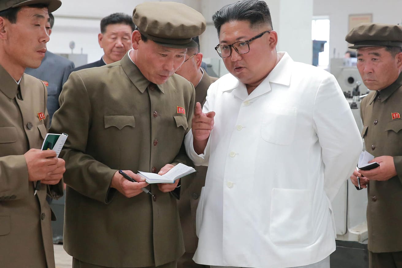 Kim Jong Un bei einem Besuch in einer Maschinenfabrik: Heimliche Exporte nach Asien und Afrika.