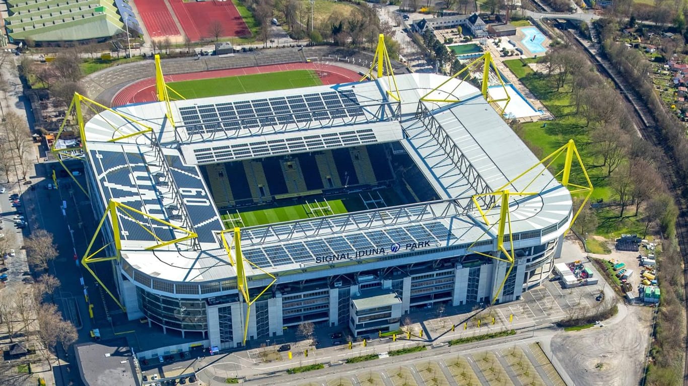 Der Dortmunder Signal-Iduna-Park: Im Hintergrund befindet sich das Stadion Rote Erde.