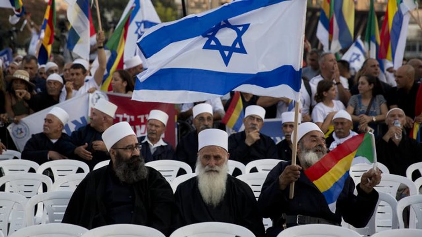 Anhänger der Religionsgemeinschaft der Drusen nehmen an der Demonstration gegen das "Nationalitätsgesetz" teil.