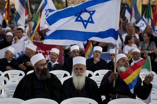 Anhänger der Religionsgemeinschaft der Drusen nehmen an der Demonstration gegen das "Nationalitätsgesetz" teil.
