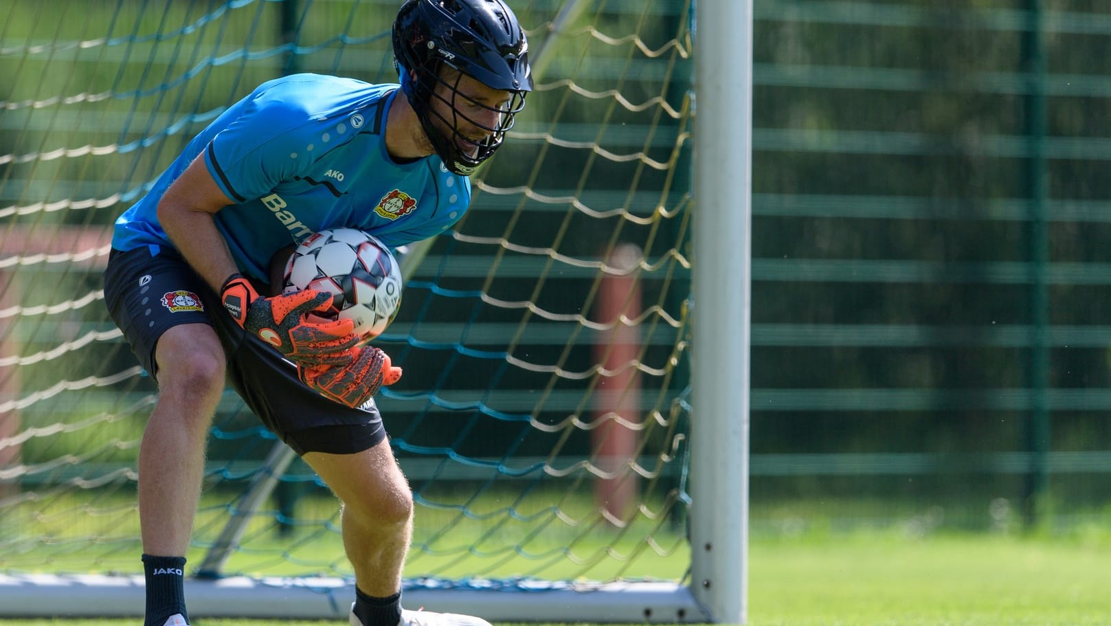 Ungewöhnliche Aufmachung: Lukas Hradecky mit Lacrosse-Maske beim Torwarttraining in Zell am See.