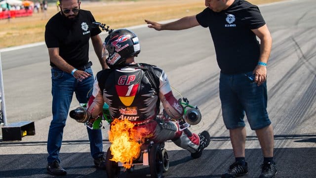 Dirk Auer beim Weltrekordversuch auf seinem Bobbycar Dirk Auer beim Weltrekordversuch auf seinem Bobbycar