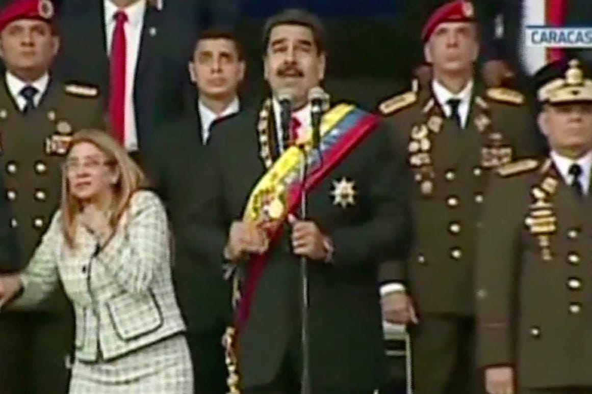 Präsident Nicolas Maduro spricht in Caracas, Venezuela, während seine Frau Cilia Flores auf eine Explosion reagiert: Bei dem mutmaßlichen Attentat blieb Maduro unverletzt.