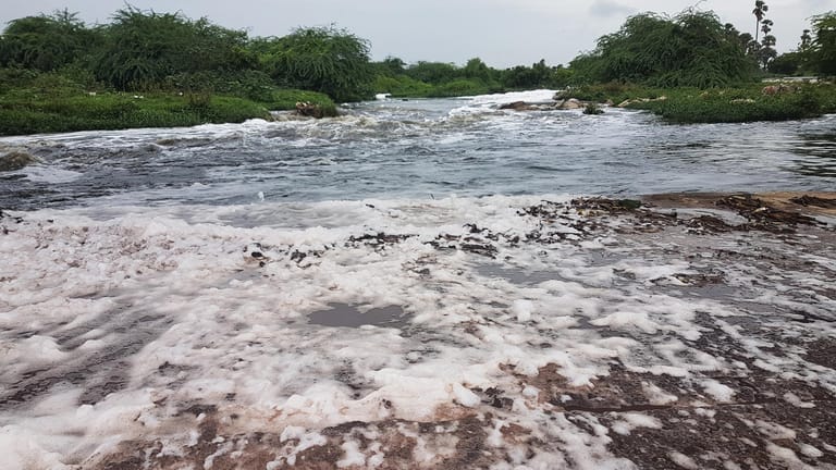 Im Musi-Fluss im südindischen Ort Edulabad bildet sich Schaum im Wasser: In der nahe gelegenen Metropole Hyderabad werden Antibiotika und andere Medikamente für den Export unter anderem nach Europa hergestellt.