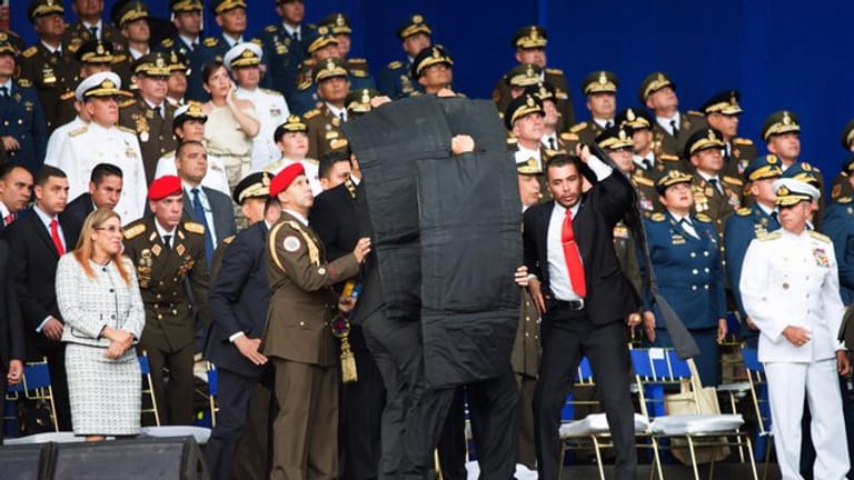 Sicherheitsbeamte schützen Maduro.