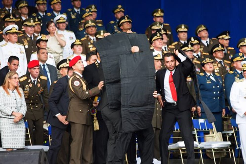 Sicherheitsbeamte schützen Maduro.