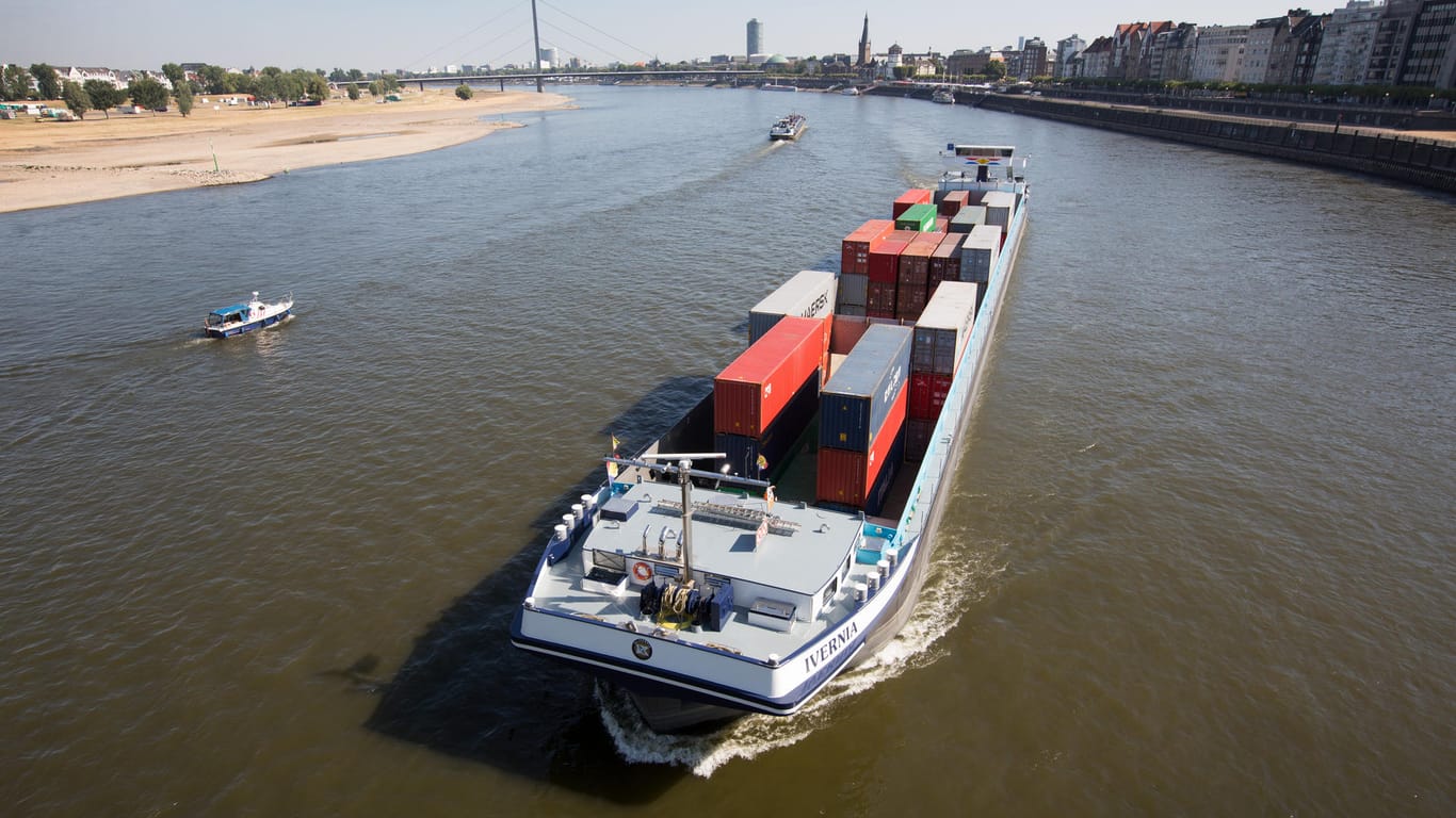 Düsseldorf: Ein mit Containern beladenes Schiff befährt den Rhein bei Düsseldorf der durch die anhaltende Sommerhitze Niedrigwasser führt.