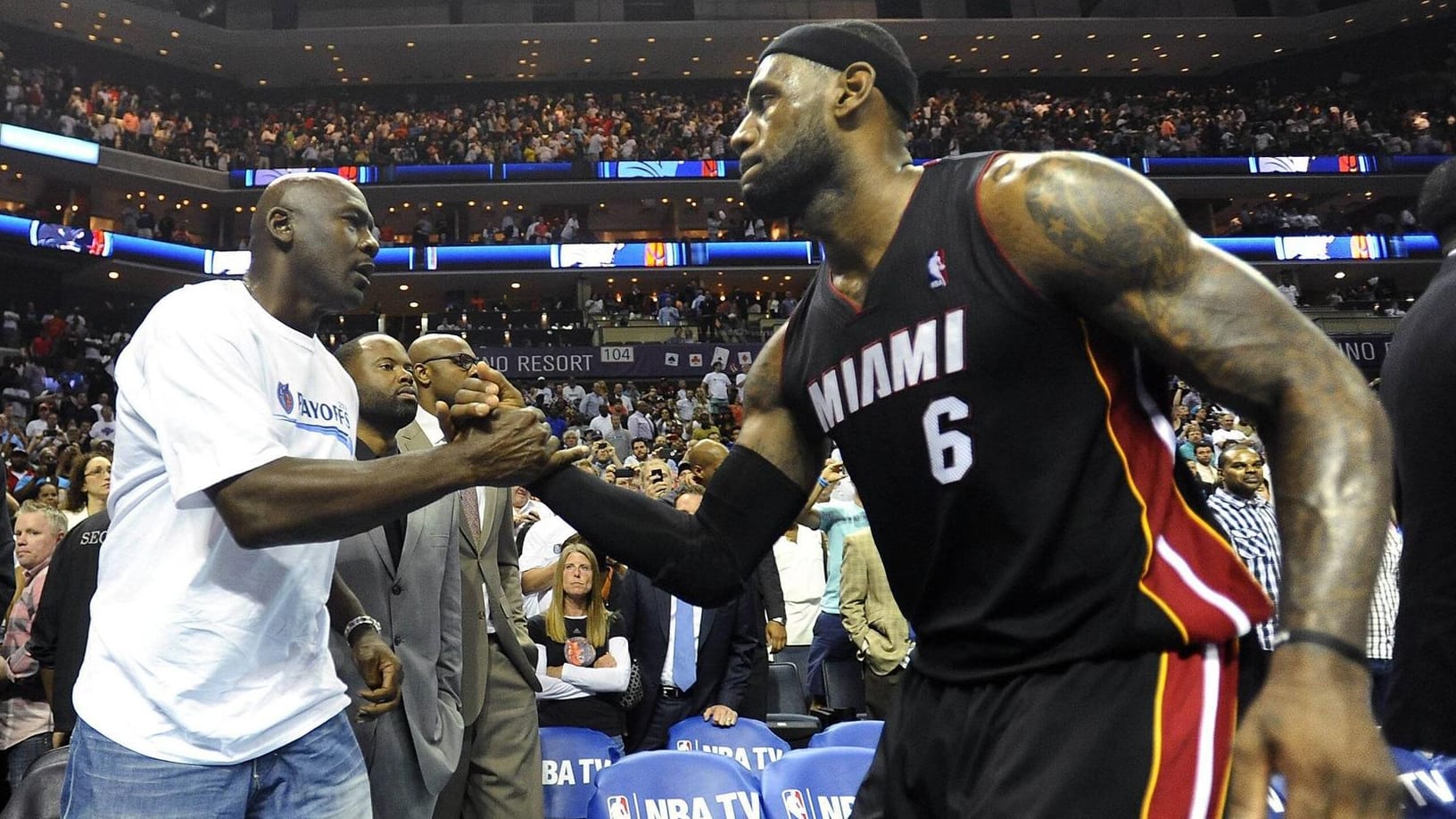 Michael Jordan (l.) steht LeBron James bei.