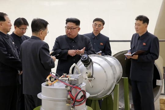 Nordkoreas Staatschef Kim Jong Un neben einem Sprengkopf: Zweifel am Willen zur Abrüstung sind erlaubt.