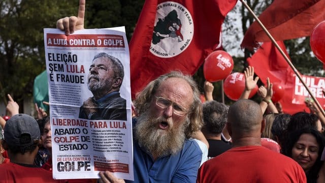 Lula-Unterstützer demonstrieren für eine Freilassung des inhaftierten brasilianischen Ex-Präsidenten. Lula-Unterstützer demonstrieren für eine Freilassung des inhaftierten brasilianischen Ex-Präsidenten.