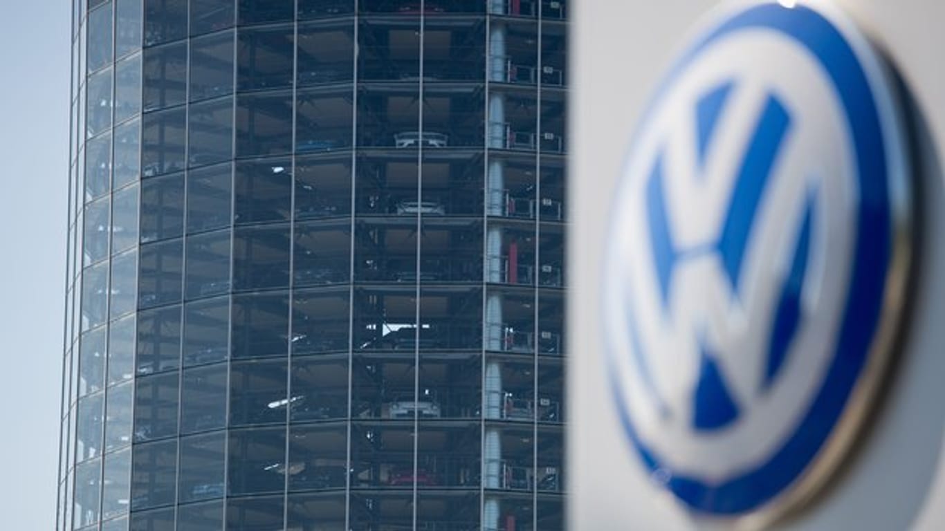 VW-Schild im Volkswagenwerk in Wolfsburg: Käufer von reinen Elektrofahrzeugen von VW müssen derzeit lange auf ihr Auto warten.