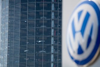 VW-Schild im Volkswagenwerk in Wolfsburg: Käufer von reinen Elektrofahrzeugen von VW müssen derzeit lange auf ihr Auto warten.