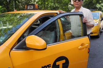 Richard Chow steht neben seinem Taxi - einem klassischen Yellow Cab.