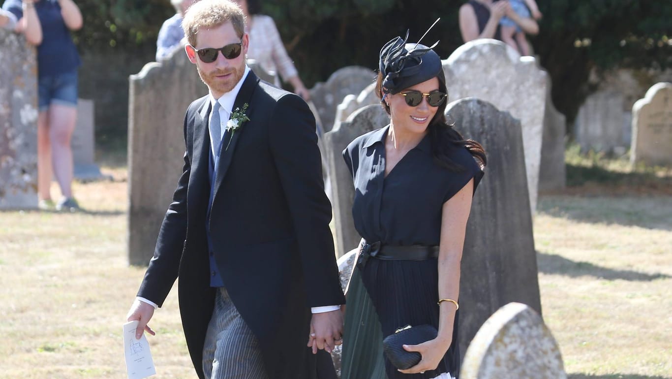 Cool mit Sonnenbrille: Prinz Harry und Herzogin Meghan als Hochzeitsgäste.