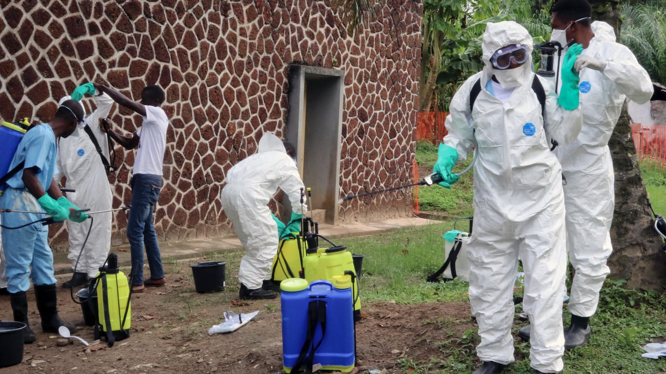 Ebola-Bekämpfung im Kongo: Mitarbeiter des Gesundheitsamtes desinfizieren ein Gebäude des Krankenhauses in Mbandaka.
