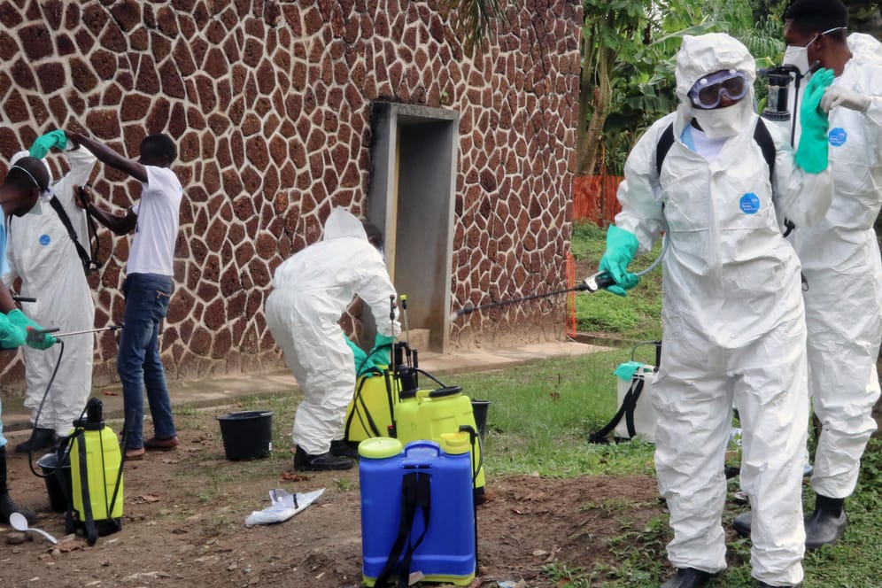 Ebola-Bekämpfung im Kongo: Mitarbeiter des Gesundheitsamtes desinfizieren ein Gebäude des Krankenhauses in Mbandaka.