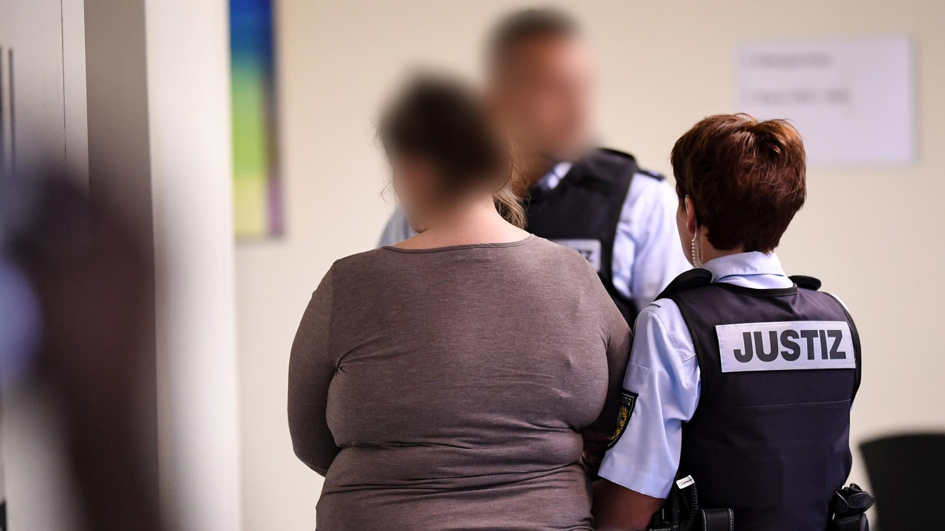 Die angeklagte Mutter (l.) wird aus dem Gerichtssaal geführt: Sie hat gestanden, ihren Sohn pädophilen Männern gegen Geld überlassen zu haben. (Archivbild) Die angeklagte Mutter (l.) wird aus dem Gerichtssaal geführt: Sie hat gestanden, ihren Sohn pädophilen Männern gegen Geld überlassen zu haben. (Archivbild)