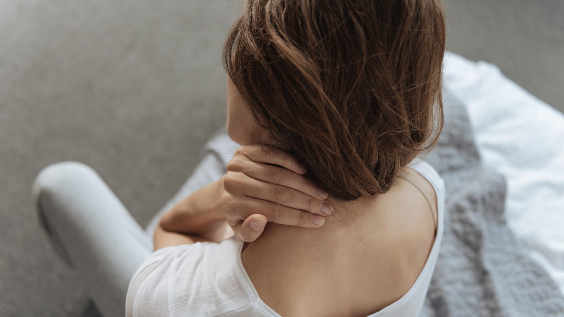 Wenn es im Hals pocht: Zum Beispiel bei Angst schlägt das Herz manchmal bis zum Hals.